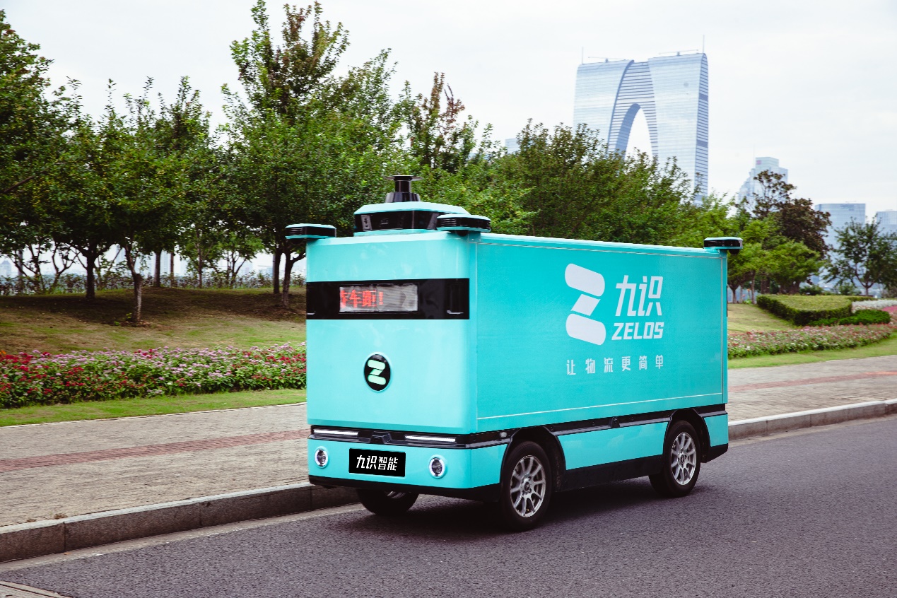 绿色卡车行驶在路上
描述已自动生成